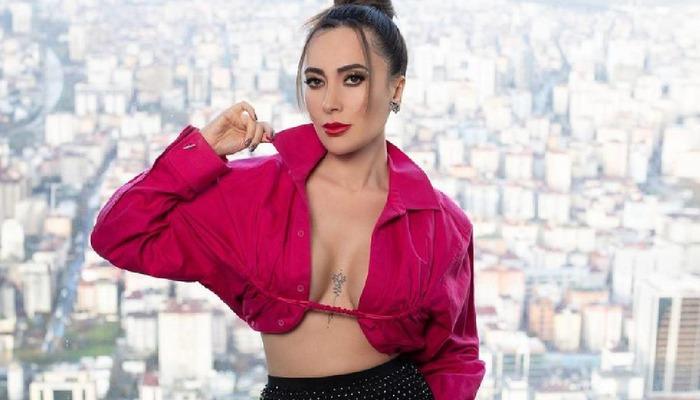 Şarkıcı Tuğba Ünal evinin kapılarını açtı!  1+0 dairede halı veya perde kullanmayın.
