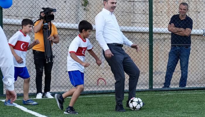 Bakan Kurum Adıyaman ziyaretinde çocuklarla futbol oynadı