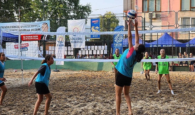 Gölcük Belediyesi'nin yaz sporları etkinlikleri kapsamında geleneksel olarak düzenlenen Plaj Voleybolu Turnuvası bu yıl da rekor katılımla başladı - SPORT