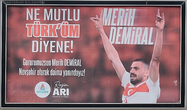 Nevşehir Belediye Başkanı Rasim Arı, bozkurt işareti yaptığı için 2 maç cezalı olan Merih Demiral'e şehrin dört bir yanına reklam panolarıyla destek verdi - GÜNDEM