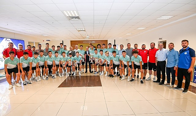 Türkiye U17 Şampiyonası'nda Konya'yı temsil eden ve şampiyonayı Türkiye ikincisi yapan Selçuklu Belediyespor Kulübü U17 futbol takımı, Selçuklu Belediye Başkanı Ahmet Pekyaşmacı'yı ziyaret etti - GÜNDEM