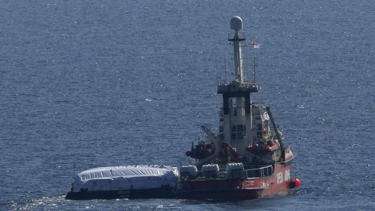 Gazze’ye giden ilk gemi, 200 ton insani malzemeyle Kıbrıs’tan ayrıldı.