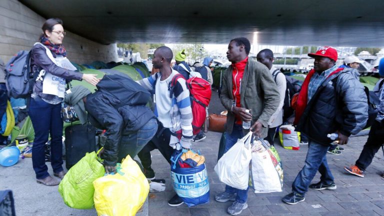 Paris Olimpiyatları öncesinde göçmenlerin başka şehirlere taşınması belediye başkanlarını kızdırdı