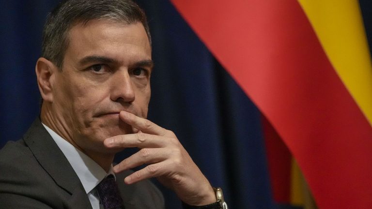 İspanya Başbakanı Pedro Sanchez görevine devam edeceğini duyurdu