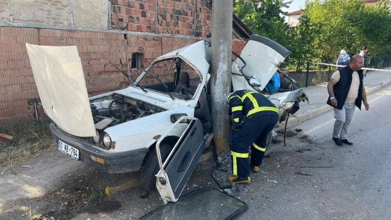 Tokat'ta önce otomobile, ardından elektrik direğine çarpan otomobilin sürücüsü yaralandı