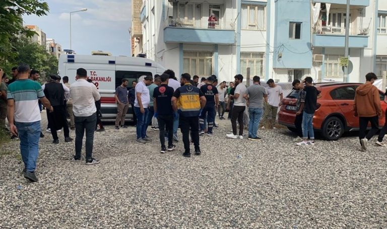 Sokak ortasında ateşli silah ve bıçaklı çatışma: 4 yaralı – Son Dakika Türkiye Haberleri