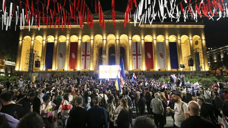 Gürcistan Meclis Başkanı Protestolara Rağmen Tartışmalı “Rus Yasasını” Onayladı