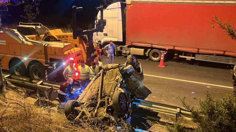 Kocaeli'de bariyere çarpıp devrilen otomobilde 3 kişi hayatını kaybetti