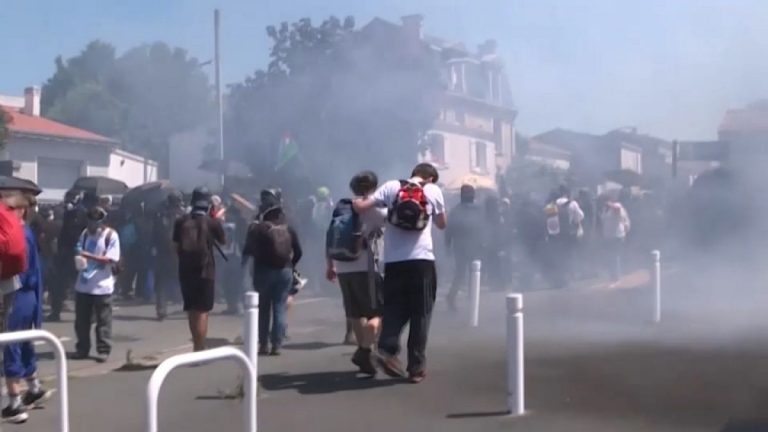 Fransa'da polis eylemcilerle çatıştı: 6 yaralı
