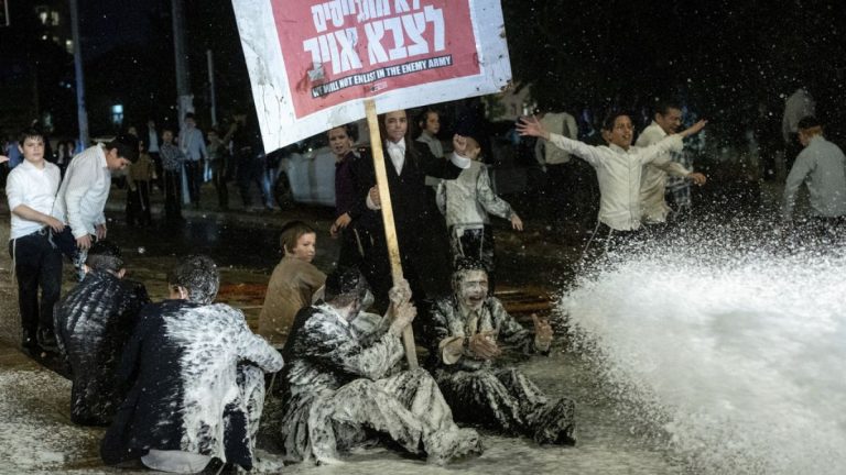 Ultra-Ortodoks Yahudiler İsrail'de zorunlu askerlik hizmetini protesto etti