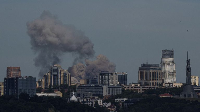 Rusya, kritik NATO zirvesi öncesinde Kiev'i hipersonik füzelerle vurdu