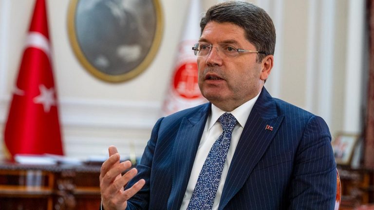 Bakan Tunç'tan İzmir açıklaması: Yargı ihmali olanlara karşı gereken tedbiri alacak.
