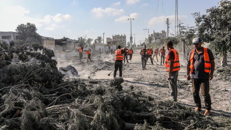 İsrail, Han Yunus'taki binaları bombaladı ve yıktı