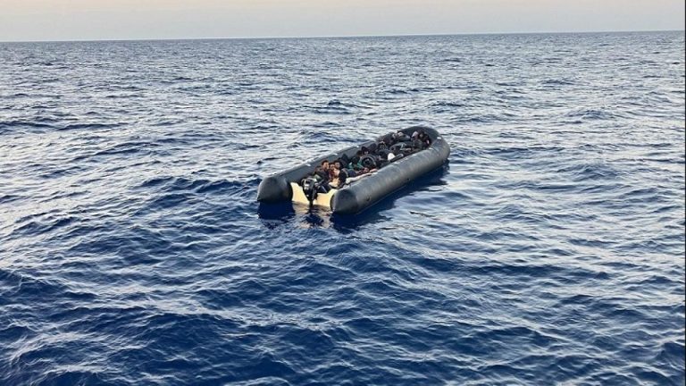 İzmir açıklarında 30 kaçak göçmen kurtarıldı
