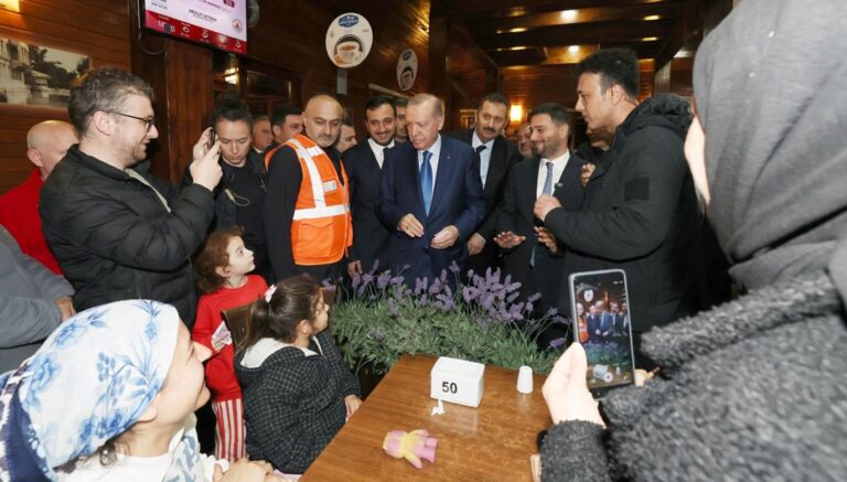 Cumhurbaşkanı Erdoğan geceyi dışarıda geçiren vatandaşlarla sohbet etti – Son Dakika Türkiye Haberleri