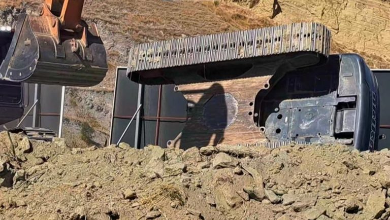 Söke’de iş makinesi devrildi: Bir yaralı
