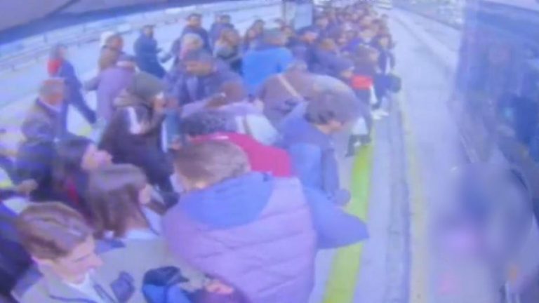 Durakta baygın halde bulunan 14 yaşındaki çocuk metrobüsün altına girdi