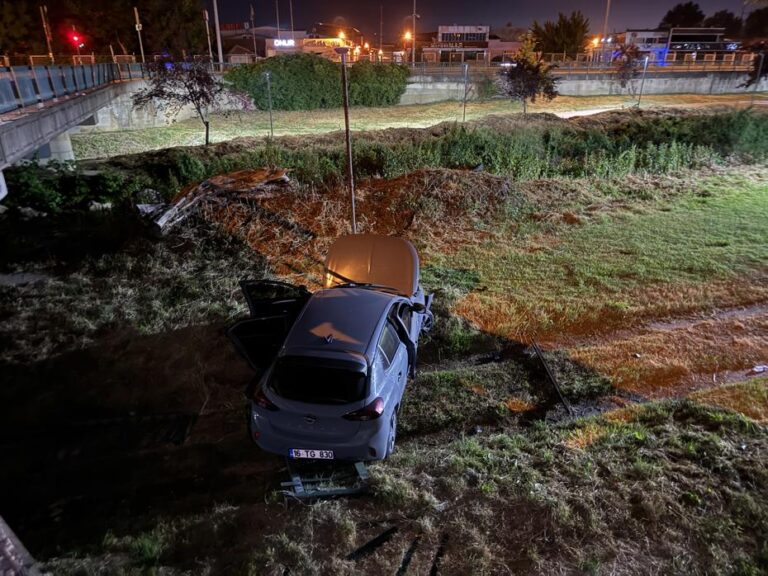 Navigasyon Hatası Sonucu Dereye Uçtu: Genç Sürücü Yaralandı